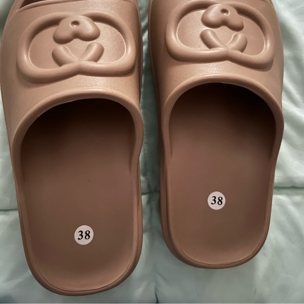 Beach/shower sandal
